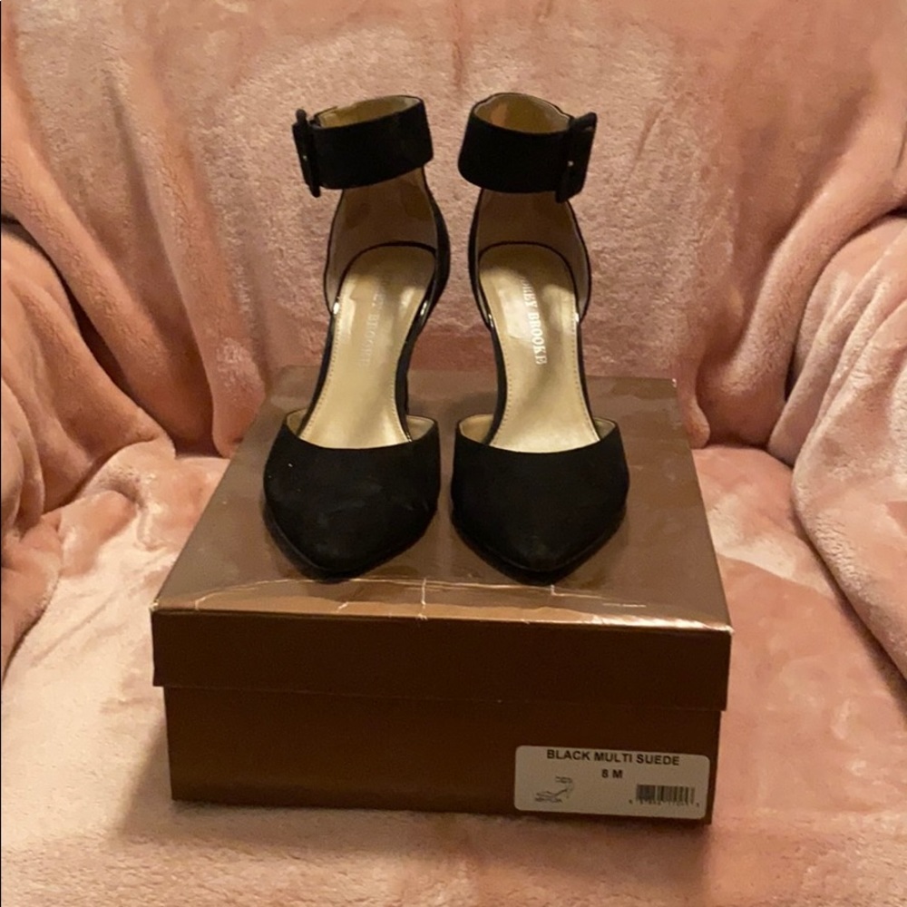 Women’s angle strap black suede pumps